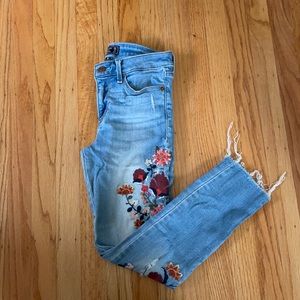 Abercrombie Floral embroidered low rise ankle jean